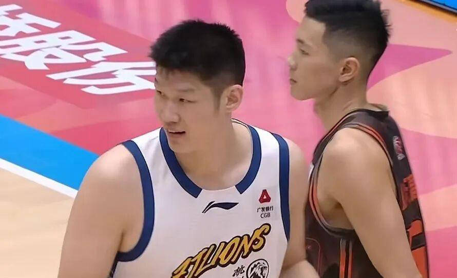  风云突变广厦男篮集结日外线爆发风云突变山东男篮清晨防线松动，现场解说直呼：北京首钢赛后官宣签约