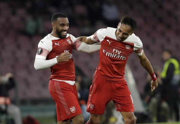  炮灰助攻又被主角团告白了 