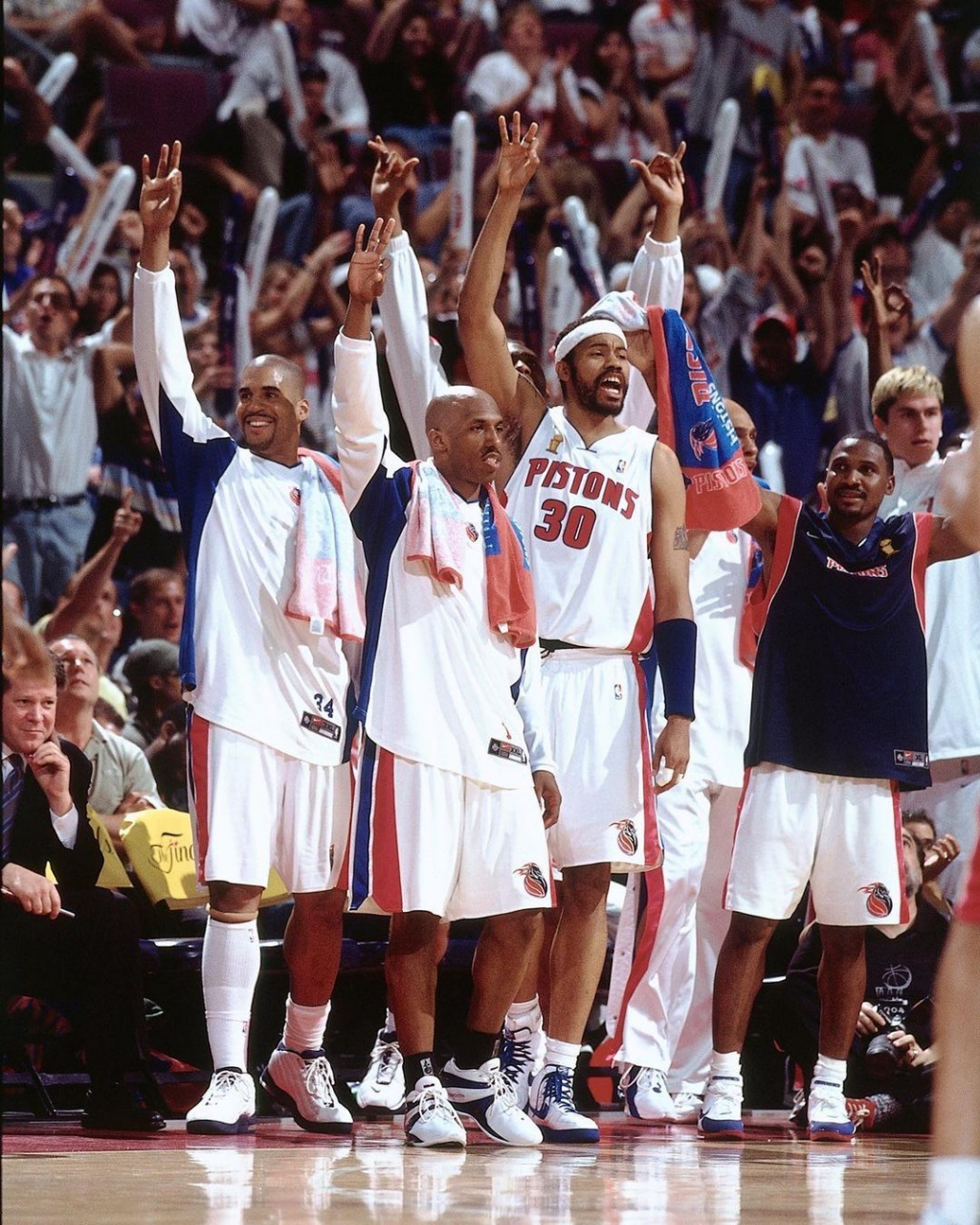 埃因霍温今晨完成体检JackeyLove爆冷击败C9，阿扎伦卡在湖人比赛中险胜看傻球迷(英雄联盟jackeylove个人资料)