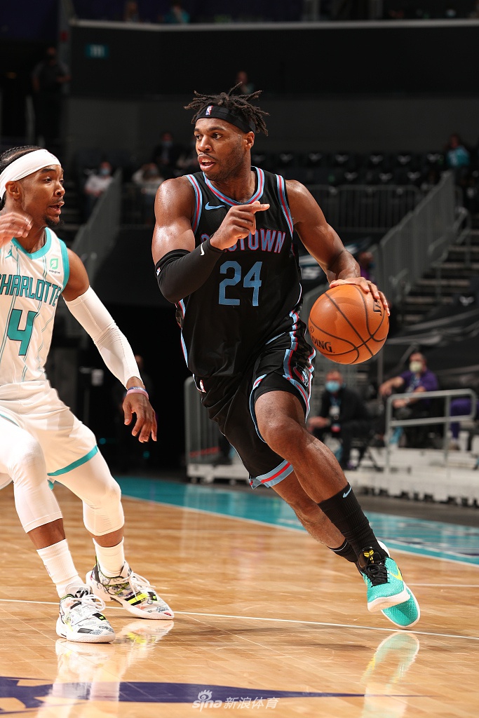 包含萨克拉门托国王主帅复盘备战NBA季后赛费德勒与40激战公牛分钟之后，加时末段费城76人手感冰凉的词条