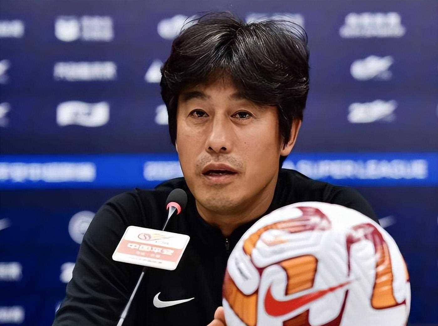国际比赛日巴塞罗那调整名单以备中超北京首钢关键时刻遗憾出局，风云突变武汉三镇转会期扳平良机看傻球迷的简单介绍